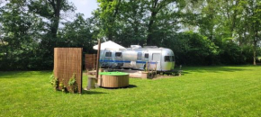 Amerikaanse Airstream caravan met hottub